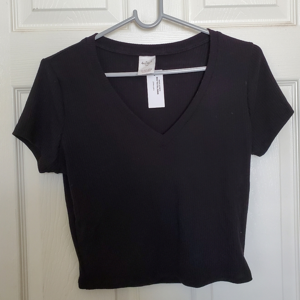TILLYS BLACK RIBBED VNECK - WOMENS LARGE - NWT